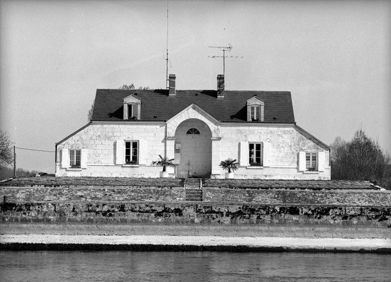 Façade principale de la maison éclusière.