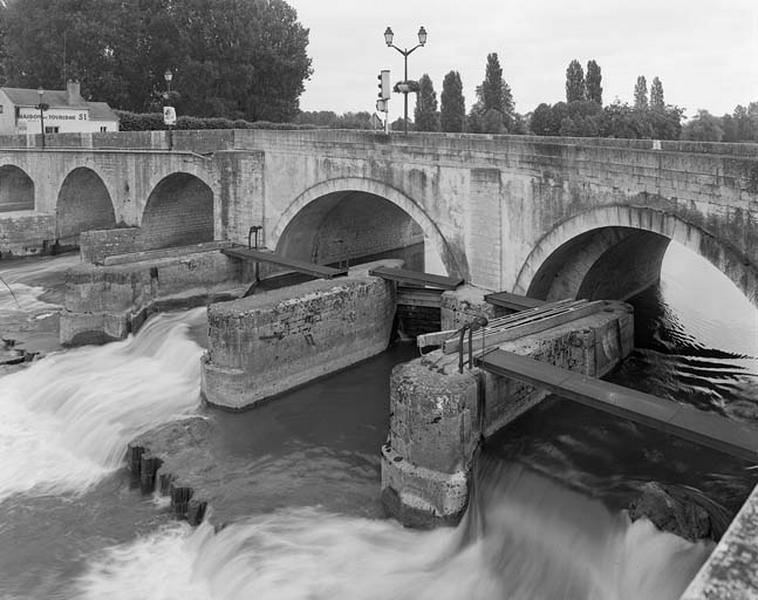 Le pont avec les vestiges du barrage à poutrelles. Vue prise de l'aval.