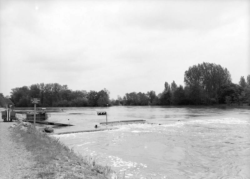 L'écluse et le barrage sous les eaux du Cher. Etat le 5 mai 1998.