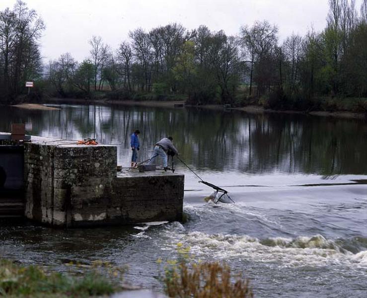 Relevage de la deuxième fermette avec l'aide du treuil mobile. La chaîne a été préalablement sortie de l'eau avec un grand crochet.