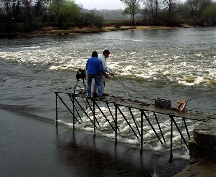 Remontage du barrage. Les barragistes doivent évoluer à deux sur une passerelle de 80 cm de large avec des outils très longs (4 mètres environ).