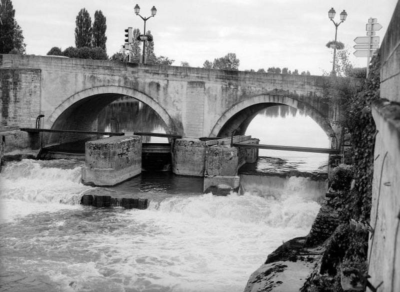 Les deux arches sud du pont avec le barrage à poutrelles. Jusqu'en 1976 environ, un moulin était bâti au-dessus de ces deux arches.