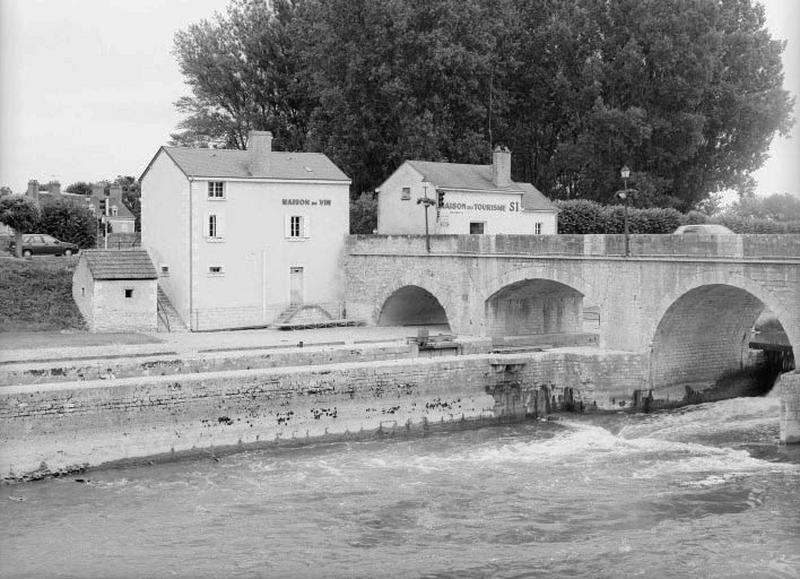 Les maisons éclusières construites de part et d'autre du pont.