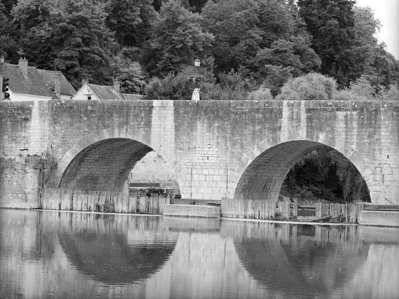 Le barrage à aiguilles, vue prise de l'amont. Les aiguilles ont souffert des crues du printemps et sont cassées dans leur partie haute.