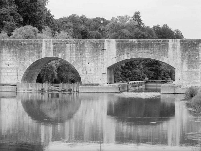 Une partie du barrage à aiguilles et le sas de l'écluse, vue prise de l'amont.