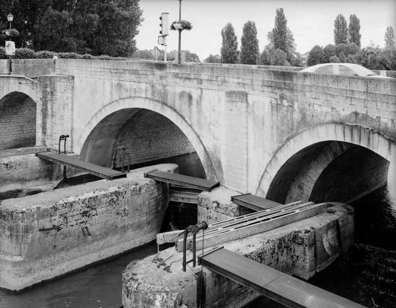 Le barrage à poutrelles avec les treuils fixés dans la maçonnerie pour faciliter l'enlèvement et la mise en place des poutrelles.