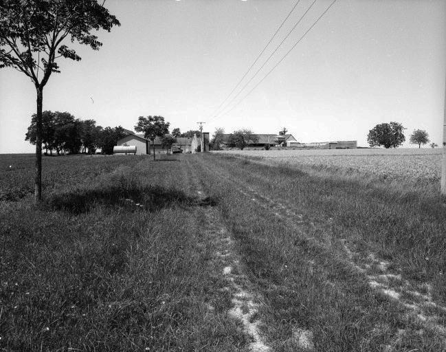 Chemin d'accès à la ferme au sud-est.