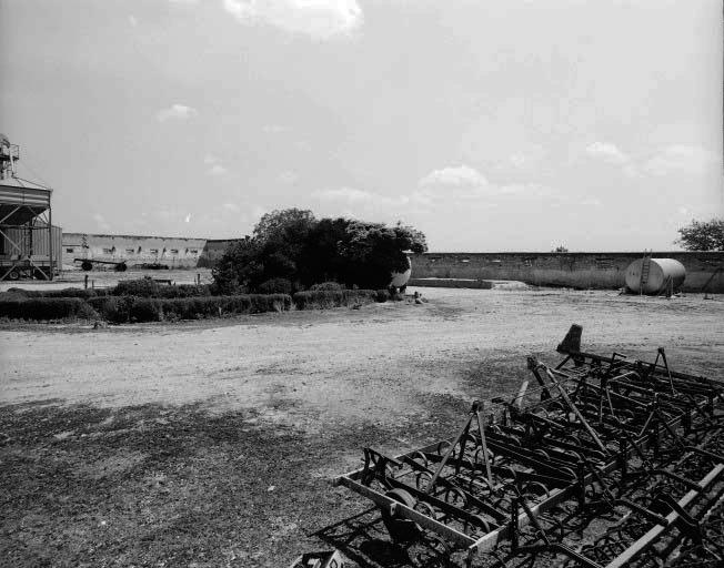 Murs extérieurs de la bergerie, de l'étable et des écuries détruites.