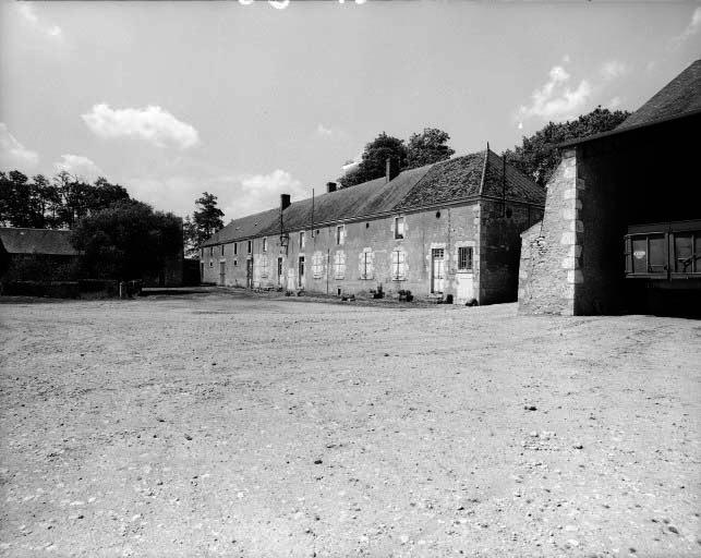 Bâtiment d'habitation avec étables au fond.