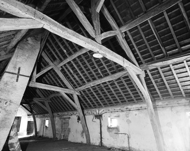 Pied de la charpente le long de la façade principale du bâtiment d'habitation.