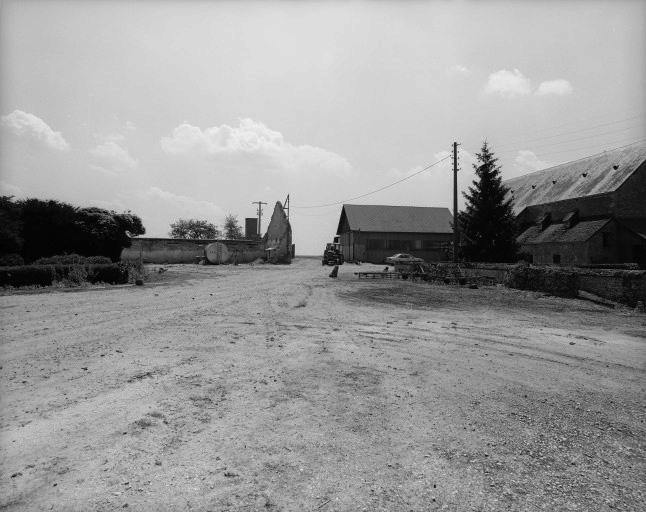 Vue des bâtiments vers l'entrée de la ferme au sud-est.