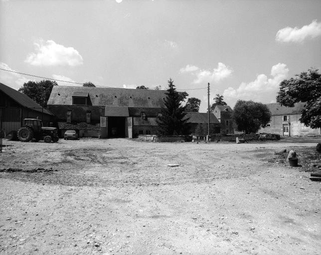 La grange et sa porte à auvent.