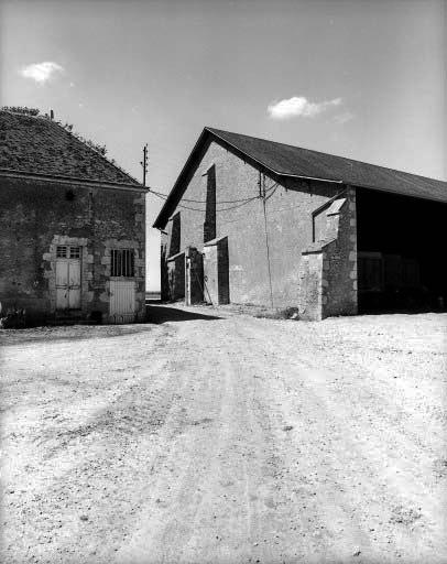 Extrémités du bâtiment d'habitation et du hangar.