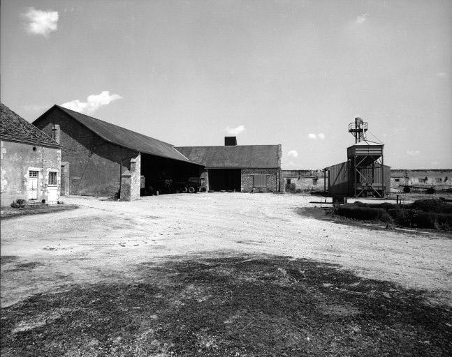 Hangar et bâtiments vers le nord-est.