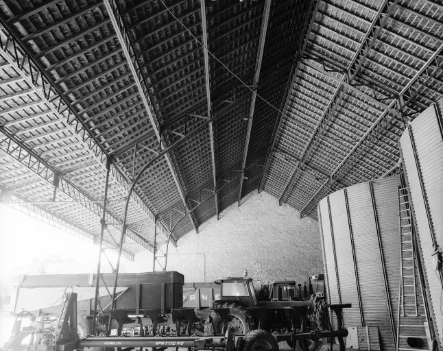 Charpente métallique du hangar vers le sud-ouest.