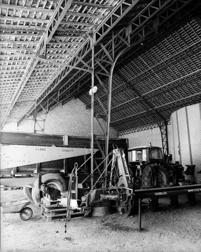 Charpente métallique du hangar.