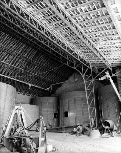 Charpente métallique du hangar vers le nord-est.