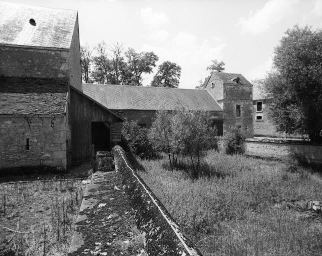Extrémité de la grange, cellier et colombier.