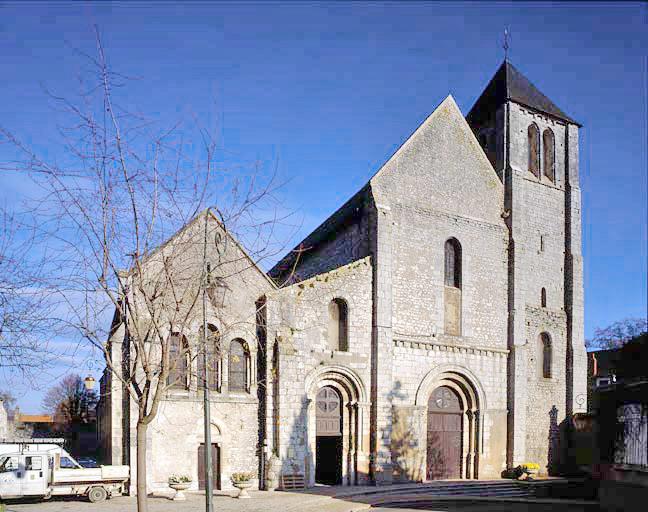 Façade occidentale avec la chapelle Sainte Anne au nord.