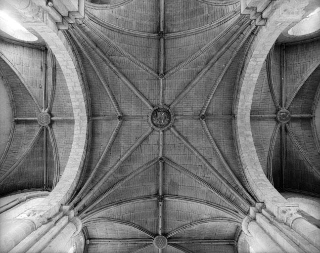 Couvrement de la croisée et des bras du transept.