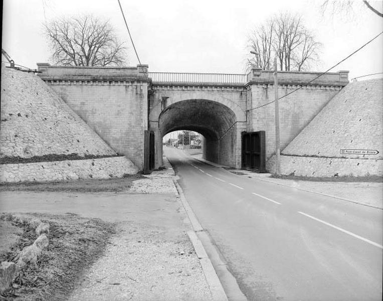 Vue d'ensemble prise de la route D 951.