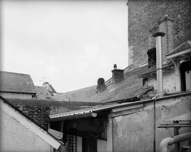 Tour engagée sur la courtine nord du château.