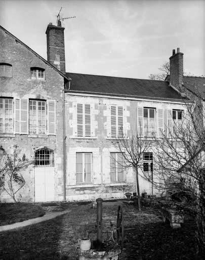 Bâtiment du 19e siècle accolé à la construction primitive.