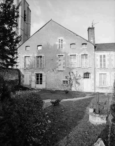 Façade du bâtiment côté jardin.