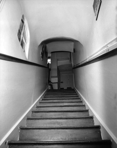 Escalier voûté descendant au rez-de-jardin.