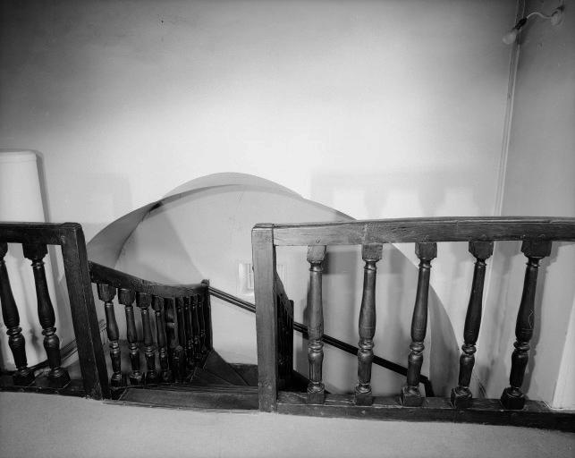 Escalier entre le rez-de-chaussée et le niveau du comble.