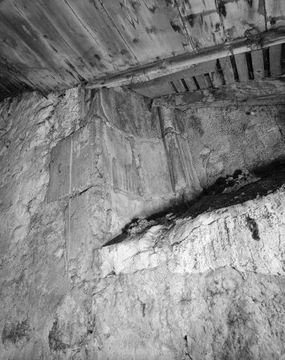 Vestige de la fenêtre de la façade sud du bras sud du transept actuellement visible dans le comble du presbytère.