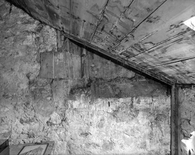 Vestige de la fenêtre de la façade sud du bras sud du transept actuellement visible dans le comble du presbytère.