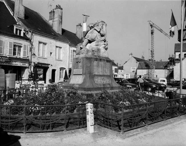 Le monument la veille du 14 juillet 1997 avant son déplacement.