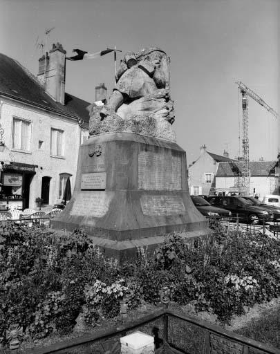 Le monument la veille du 14 juillet 1997 avant son déplacement.