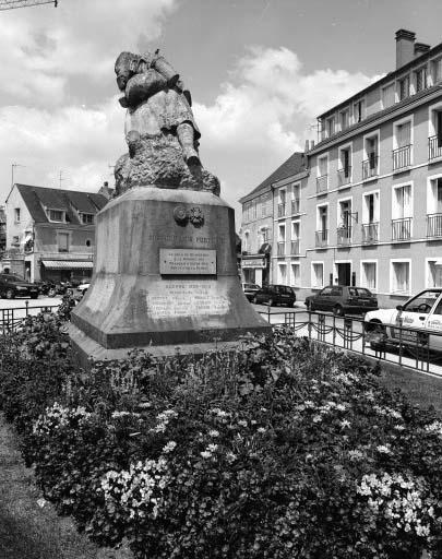 Vue arrière du monument.
