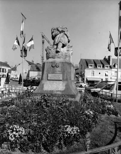 Le monument la veille du 14 juillet 1997 avant son déplacement.