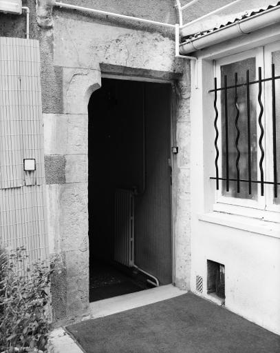 Porte au rez-de-chaussée.