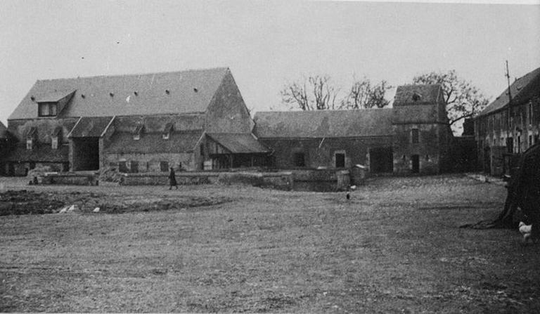 Cour de la ferme dans les années 1930 ou 1940.
