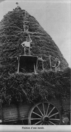 Finition d'une meule durant les années 1930 ou 1940 sans doute à Orcière.