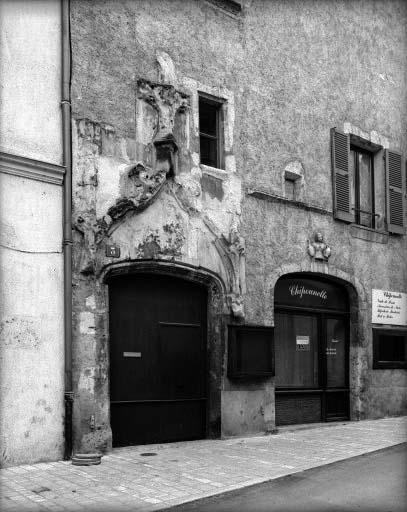 Porte d'entrée sur la rue.