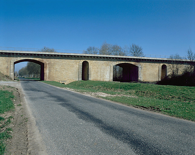 Le pont de chemin de fer du Veuillin, vue prise du sud. Les deux ouvertures hautes et étroites correspondent aux fossés longeant la rigole.