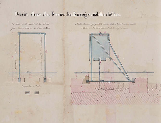 Dessin d'une des fermes des barrages mobiles du Cher : élévation de deux fermes et d'un tablier prise transversalement au cours d'eau et élévation latérale (ou parallèle au cours d'eau) d'une ferme avec son tablier (le tablier dont on voit le dessous est rabattu au long de la ferme). A : assise de pierre de taille refouillée pour recevoir une longrine en chêne. B : longrine dans laquelle sont encastrées les crapaudines d'amont. Elle est fixée de mètre en mètre dans le refouillement au moyen des doubles coins C. D : dé en pierre de taille saillant au-dessus du radier et dans lequel est encastrée la crapaudine d'aval. E : piton fixé en haut de la ferme et auquel est attaché un bout de chaine d'environ 50 cm terminé par un clavier. F : chaine fixée au tablier ayant environ 3, 50 m de longueur et terminée par un anneau. Ces deux chaines se relient au moyen du clavier et de l'anneau. La manoeuvre des fermes s'opère au moyen d'un petit treuil dont les pieds à fourchettes se posent soit sur une barre scellée à la culée, soit sur la traverse supérieure des fermes au droit des échancrures ménagées dans la tôle des tabliers. Les fermes se couchent de droite à gauche, le tablier se replie sur la ferme. Toutes les fermes sont espacées de 1 m de milieu en milieu, la dernière se couche dans une niche ménagée à la pile séparant la partie fixe de la partie mobile.