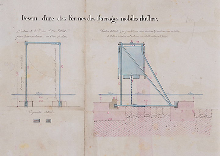 Dessin d'une des fermes des barrages mobiles du Cher : élévation de deux fermes et d'un tablier prise transversalement au cours d'eau et élévation latérale (ou parallèle au cours d'eau) d'une ferme avec son tablier (le tablier dont on voit le dessous est rabattu au long de la ferme). A : assise de pierre de taille refouillée pour recevoir une longrine en chêne. B : longrine dans laquelle sont encastrées les crapaudines d'amont. Elle est fixée de mètre en mètre dans le refouillement au moyen des doubles coins C. D : dé en pierre de taille saillant au-dessus du radier et dans lequel est encastrée la crapaudine d'aval. E : piton fixé en haut de la ferme et auquel est attaché un bout de chaine d'environ 50 cm terminé par un clavier. F : chaine fixée au tablier ayant environ 3, 50 m de longueur et terminée par un anneau. Ces deux chaines se relient au moyen du clavier et de l'anneau. La manoeuvre des fermes s'opère au moyen d'un petit treuil dont les pieds à fourchettes se posent soit sur une barre scellée à la culée, soit sur la traverse supérieure des fermes au droit des échancrures ménagées dans la tôle des tabliers. Les fermes se couchent de droite à gauche, le tablier se replie sur la ferme. Toutes les fermes sont espacées de 1 m de milieu en milieu, la dernière se couche dans une niche ménagée à la pile séparant la partie fixe de la partie mobile.