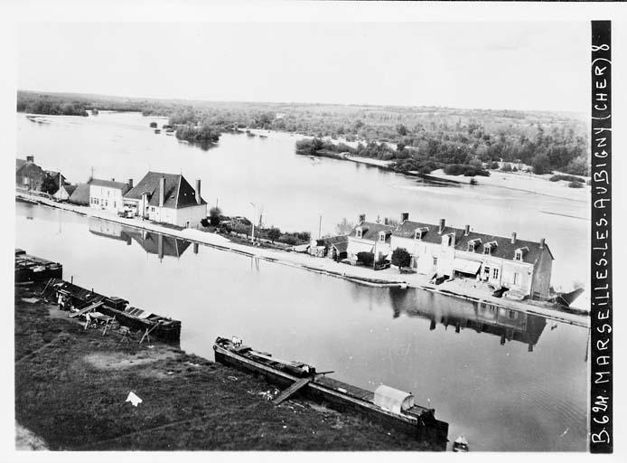 Vue d'ensemble vers 1950, avec la Loire en arrière plan.