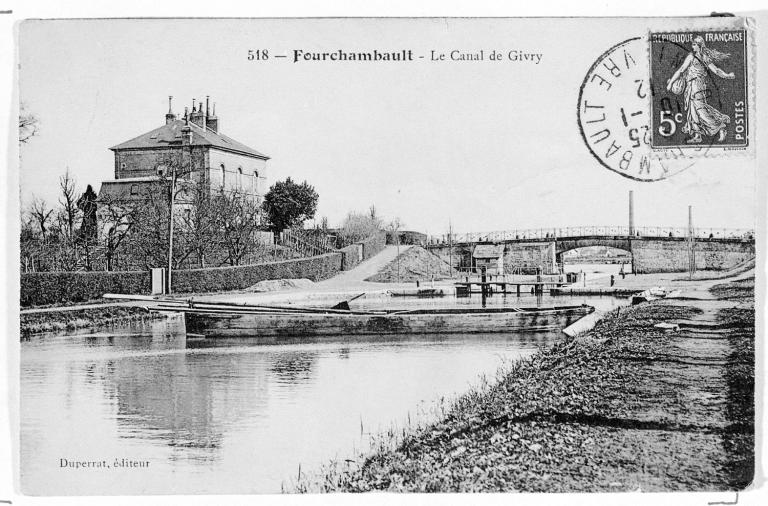 L'écluse de Givry. La Loire est située derrière le pont sur écluse. Carte postale ancienne. (musée de la Batellerie, Conflans-Sainte-Honorine).