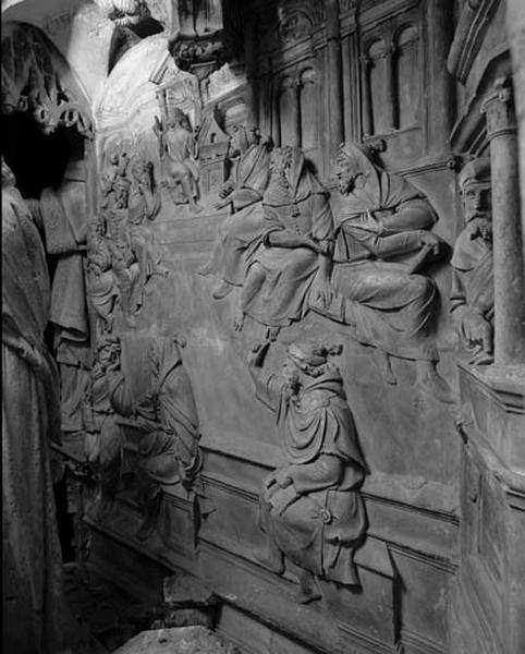 Détail : Jésus et les docteurs (haut-relief à droite sur le pilier).