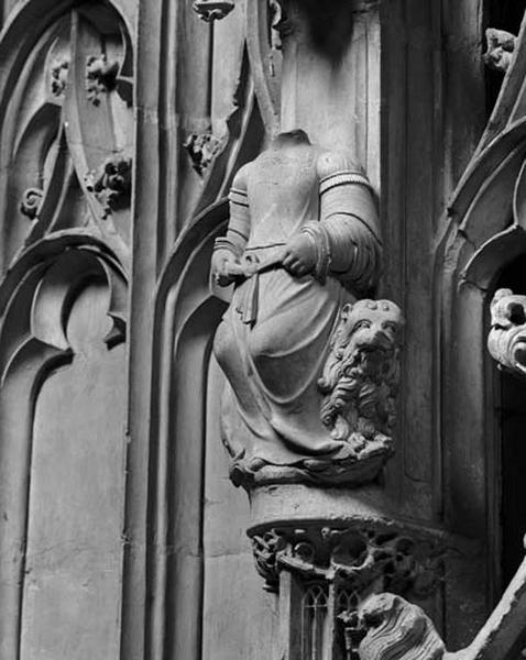 Deuxième travée sud, première section, étage inférieur : sainte Marthe et la tarasque. Deux autres statuettes, plus sommaires, exécutées d'après ce modèle sont visibles à la troisième travée sud et sur le contrefort de jonction des douzième et treizième travées nord. Les trois statuettes ont perdu leur tête.