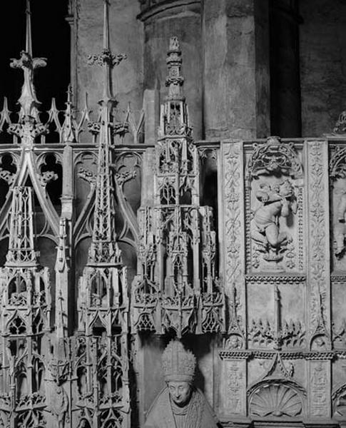 Contrefort de jonction entre la deuxième et la troisième travées sud : le dais surmontant la statue d'évêque.