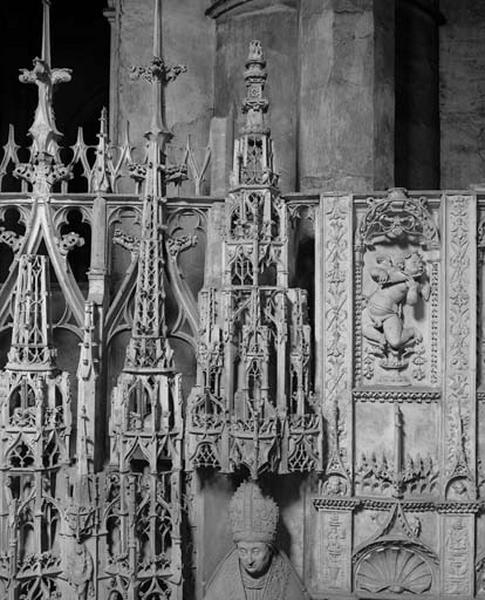 Contrefort de jonction entre la deuxième et la troisième travées sud : le dais surmontant la statue d'évêque.