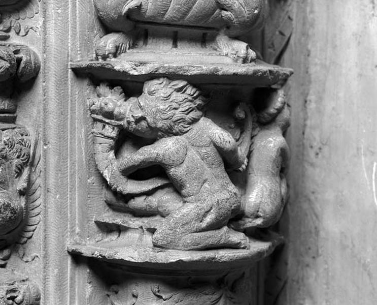 Quatrième travée sud, première section, détail du jambage gauche de chambranle : colonne en candélabre ornée d'un génie tenant une corne d'abondance.